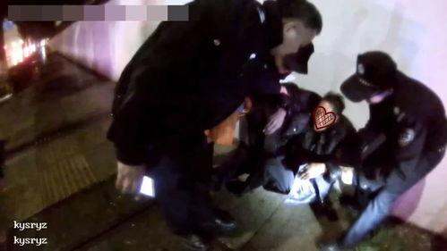 老人扮演吃瓜群众