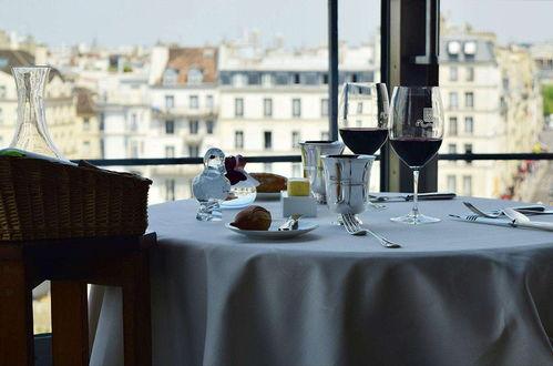 塞纳河畔吃瓜,一场别开生面的街头盛宴